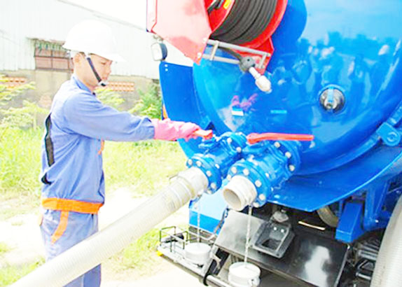 Dịch vụ thông cống nghẹt Quận 10 chất lượng hàng đầu 3 cong-ty-ve-sinh-moi-truong-hoang-dinh-thi-cong-cong-nghet-theo-quy-trinh-chuan