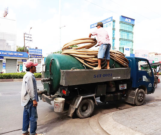 Dịch vụ hút hầm cầu Quận 6 nhanh chóng, chất lượng 3 nhan-vien-co-mat-kip-thoi-nhanh-chong-xu-ly-cho-khach-hang