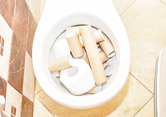 Dịch thông cống thoát nước hút bồn cầu Hóc Môn nhanh - sạch - rẻ 2 bon-cau-tac-nghen-rat-mat-ve-sinh