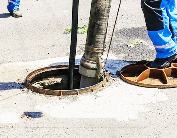 Thông thoát sàn hút bể phốt Gia Lộc - Đánh tan muộn phiền "bốc mùi" khó chịu 2 cong-nuoc-qua-cu-ky-de-bi-tac-nghen