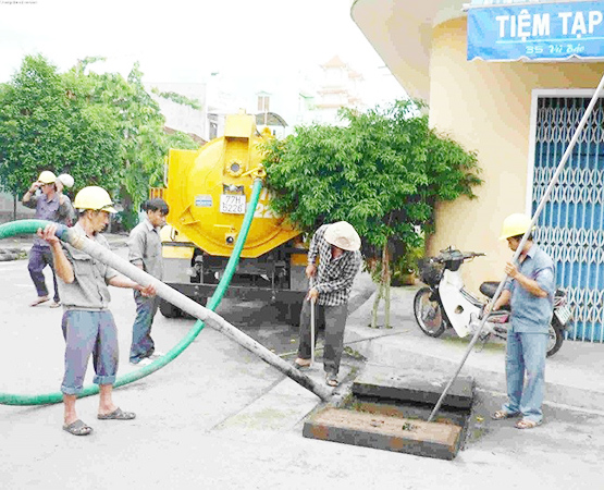 Lý do nên chọn công ty vệ sinh môi trường Hoàng Đình thông thoát sàn hút bể phốt Bắc Ninh 4 cong-ty-ve-sinh-moi-truong-hoang-dinh-chuyen-hut-cac-loai-be-phot-tai-bac-ninh