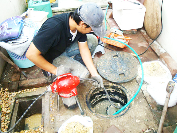 Dịch vụ thông thoát sàn hút bể phốt Hạ Hòa đảm bảo uy tín, chất lượng hàng đầu 4 dich-vu-hut-be-phot-ha-hoa